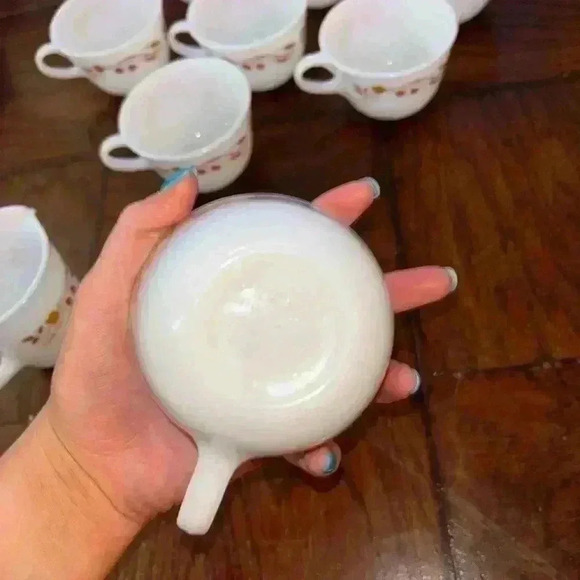 Set of vintage Pyrex mugs and milk pour - Picture 6 of 6